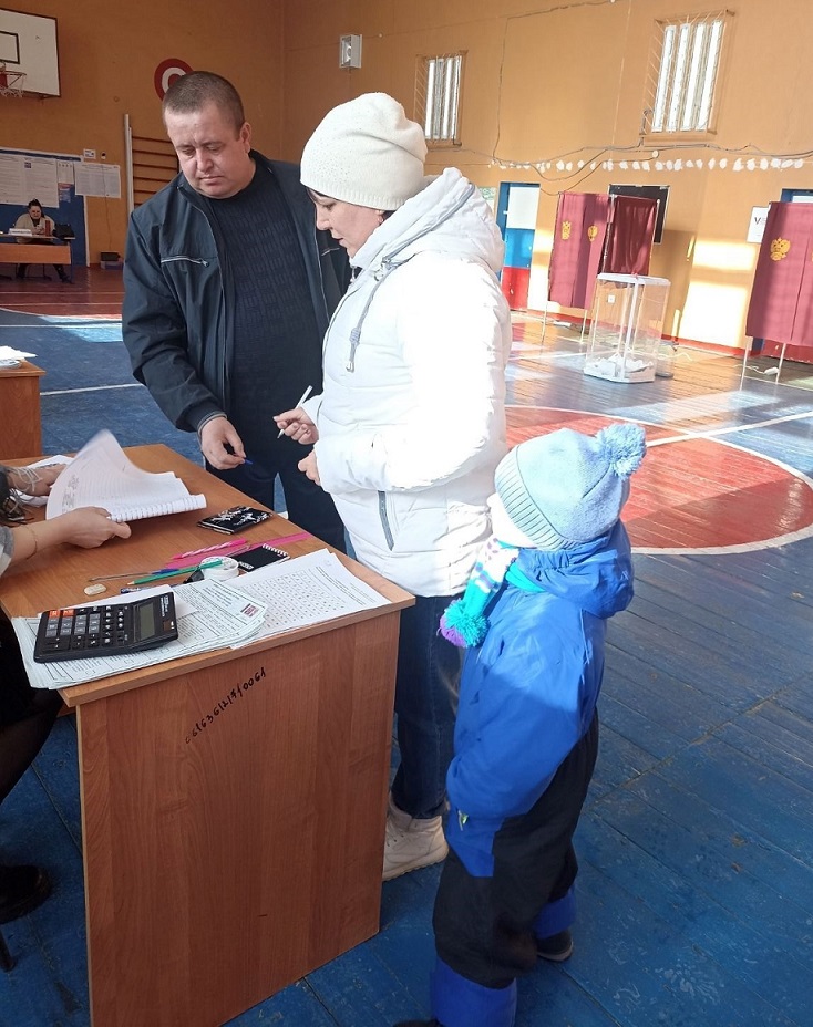 Социальные работники вместе со своими семьями голосуют на выборах Президента России