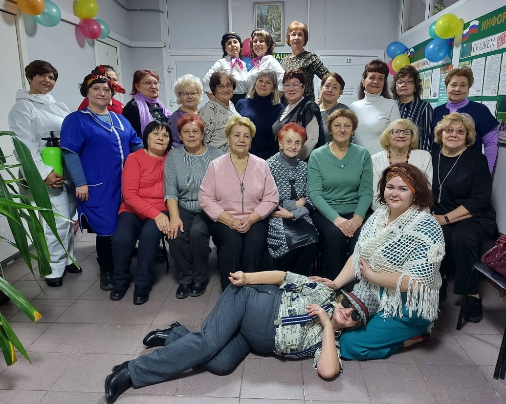 Сегодня сотрудники Центра социального обслуживания в компании с представителями городского общества инвалидов совершили фантастический полет в вымышленную страну «ЮНЛАНДИЮ».